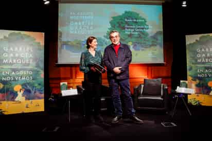  Pilar Reyes, directora editorial del sello Alfaguara, posa junto a uno de los hijos de Gabriel García Márquez, Gonzalo García Barcha (d) durante la presentación la novela inédita de su padre, 'En agosto nos vemos'; en el marco del X aniversario de la muerte del escritor colombiano, este martes en Madrid. (EFE)