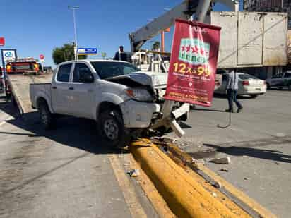 La pick up dio un giro y provocó daños menores. (EL SIGLO DE TORREÓN)