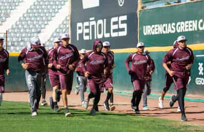 Pitchers y cátchers, mexicanos y extranjeros, novatos y con experiencia, dieron vida ayer al primer entrenamiento de los Guindas.