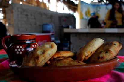 Cada gordita es única, con su marca distintiva que identifica el guiso que alberga en su interior.