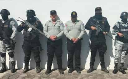 Durante un operativo, dos masculinos fueron detenidos, los cuales además de portar uniforme similar al de la Guardia Nacional, viajaban a bordo de una patrulla clonada de dicha corporación, vehículo que además cuenta con reporte de robo.