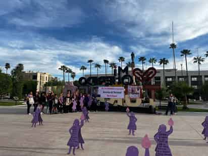 Sandra Soto, junto con su madre, el hijo de su fallecida hermana y un grupo de mujeres, que en su mayoría han tenido una familiar víctima de feminicidio, se manifestaron ayer en la Plaza Mayor, para pedir que no se le otorgue el amparo a Jorge Alejandro.