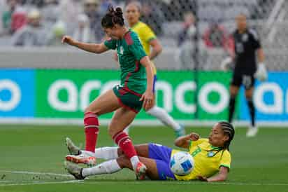 La brasileña Ary Borges, realiza una barrida sobre la mexicana Kiana Palacios, durante la semifinal de la Copa Oro Femenil que se lleva a cabo en Estados Unidos. Las sudamericanas disputarán el fin de semana el título de la primera edición de esta coimpetencia organizada por la Concacaf.