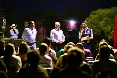 El alcalde, Román Alberto Cepeda supervisó el cambio de luminarias en el ejido La Concha.