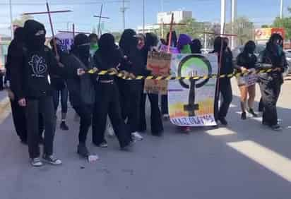 Mujeres y niñas, la mayoría ataviadas de color negro y con los rostros cubiertos con sus pañuelos morados, salieron a las calles de Gómez Palacio para exigir un alto a la violencia y sobre todo dar solución a los casos pendientes.