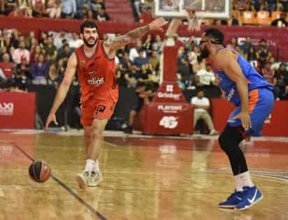 Toros Laguna vino de atrás para vencer anoche a Pioneros de Delicias en el 'Auditoro', acompañados de una muy buena asistencia de aficionados. (Foto: Ramón Sotomayor)