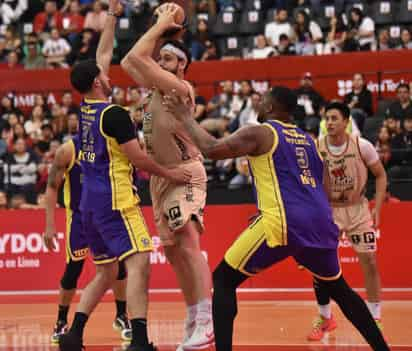 Toros y Dorados iniciaron con un primer cuarto muy intenso, con una buena respuesta de Dorados por parte de Jordan Loverdige y Avry Holmes, de logró darle la vuelta al marcador con un triple.