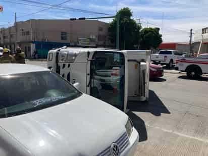 Un camión repartidor de carnes frías termina volcado. (EL SIGLO DE TORREÓN)