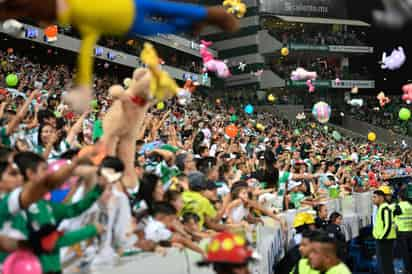 Una auténtica fiesta se vive en las tribunas de todas las localidades, cuando los aficionados arrojan los peluches y pelotas a la cancha (ARCHIVO)