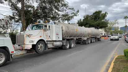 Tractocamión con doble semirremolque el cual transportaba cerca de 70 mil litros de hidrocarburo. (EL SIGLO DE TORREÓN)