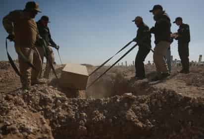 Autoridades mexicanas de la fronteriza Ciudad Juárez sepultaron este viernes en el panteón San Rafael a 67 cadáveres tras semanas o meses sin ser identificados o reclamados. (EFE)