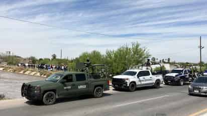 Representantes de ambos grupos se acercaron y procedieron a abrir la compuerta manualmente para que empezara a correr el agua por el canal. (EL SIGLO DE TORREÓN)