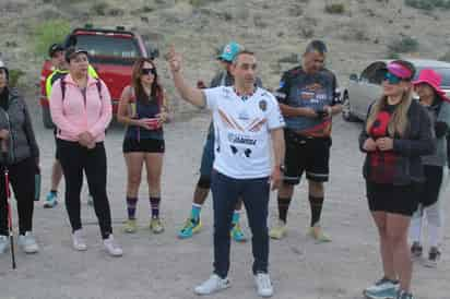 Practican hiking en Coahuila