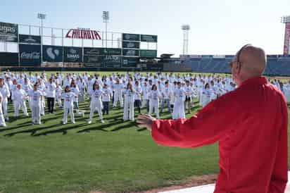 Adultos Mayores y jóvenes dan la bienvenida a la Primavera con ritual en el estadio de la Revolución.