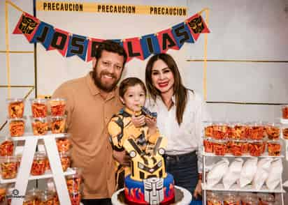 El cumpleañero junto a algunas de las invitadas a su piñata.