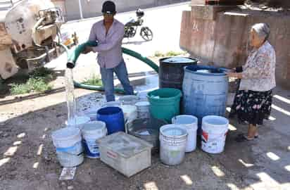 Abasto de agua. (ARCHIVO)