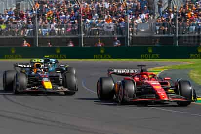 Sergio Pérez finaliza la carrera en el Albert Park de Melbourne en el quinto puesto, en una carrera en la que su compañero de escudería tuvo que abandonar la carrera desde el inicio. (AP)