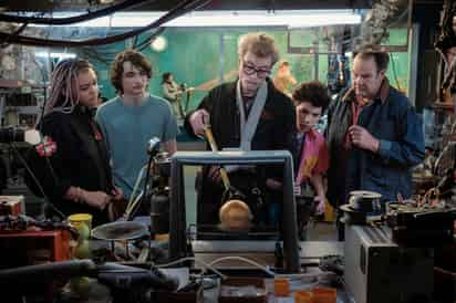 En esta imagen proporcionada por Columbia Pictures, de izquierda a derecha, Celeste O'Connor, Finn Wolfhard, James Acaster, Logan Kim y Dan Aykroyd en una escena de 'Ghostbusters: Frozen Empire'. (Jaap Buitendijk/Columbia Pictures/Sony vía AP)

