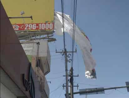 Árboles caídos, dos lonas de espectaculares que se vinieron abajo, fallas en semáforos y cortes intermitentes de electricidad son algunos de los efectos generados por las fuertes ráfagas de viento que se registran en la región. (FERNANDO COMPEÁN)