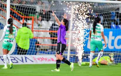 La jugadora de las Tuzas, Charlyn Corral, consiguió marcar un doblete en la doleada a las Guerreras de Santos Laguna. (Especial)