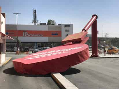 Debido a las fuertes ráfagas de viento, se registró la caída de un anuncio espectacular en un supermercado de Ciudad Nazas.