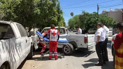 Conductora le corta circulación a camioneta y provoca aparatoso accidente