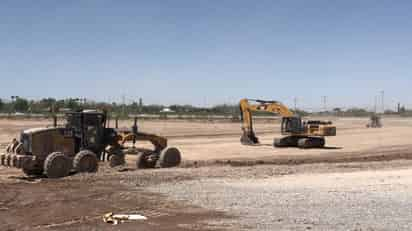 En el terreno se realizan labores de despalme para proceder a la apertura de la caja donde se realizará la construcción.