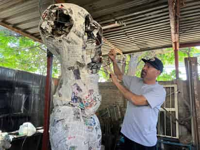 Don José Luis se encarga de elaborar el 'chamuco' de más de 100 kilos para quemarlo este Sábado de Gloria en Trincheras.