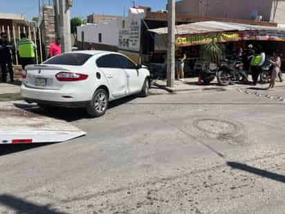 Se confunde de pedal y se impacta contra puesto de gorditas en Lerdo