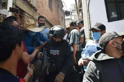 Policías durante las protestas que derivaron en el linchamiento de una mujer que presuntamente secuestró a una niña en Taxco. (AGENCIAS)