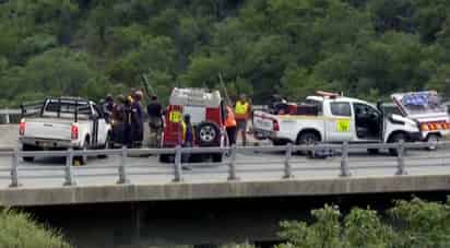 El autobús transportaba a unos feligreses que se dirigían a una peregrinación de Pascua y cayó de un puente cerca de Limpopo. (AP)