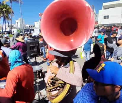 Marchan. Diversas agrupaciones y solistas protestaron el miércoles en la avenida Camarón Sábalo.