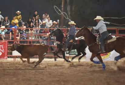 Una auténtica fiesta, con el deporte del rodeo extremo como principal protagonista, se vivirá este sábado 30 de marzo en el Lienzo Charro Los Villarreales, al norte de esta ciudad, donde se celebrará la primera edición de la Fiesta Rodeo Tex Mex, que tendrá una duración aproximada de doce horas.