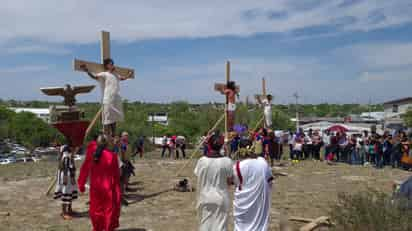 Este viernes se llevó a cabo la escenificación del Viacrucis. (RENÉ ARELLANO)