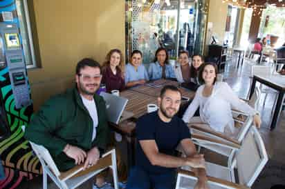 Compañeros se reunieron para realizar la planeación de graduación de primaria del colegio donde trabajan (EL SIGLO DE TORREÓN / ENRIQUE CASTRUITA)