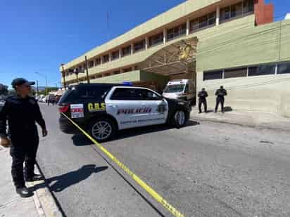 Después de recibir atención médica, una mujer perdió la vida al salir del nosocomio por probables causas naturales, la tarde del viernes en Saltillo.