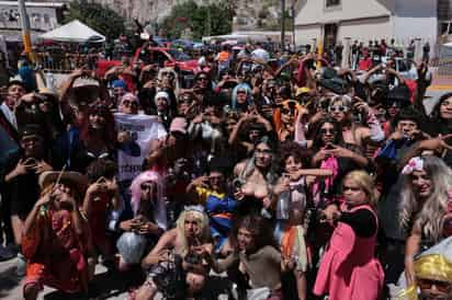 Decenas de hombres de Trincheras salieron desde temprana hora de ayer, a pedir el apoyo de la ciudadanía
para hacer frente a los gastos generados por la fabricación de sus ‘chamucos’. (VAYRON INFANTE)