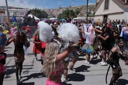 Los 'vestidos' celebran la llegada de los chamucos para la 'quema de Judas'. (VAYRON INFANTE)