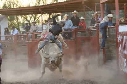 Gozan de la Fiesta Rodeo Tex - Mex en el Lienzo Charro Los Villarreales