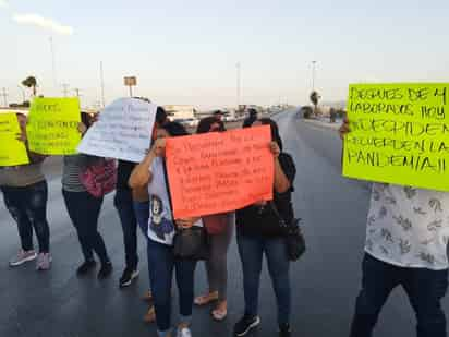 Los manifestantes portaron pancartas que decían 'Exigimos estabilidad laboral' y '¿Dónde está la base prometida IMSS-Bienestar'.