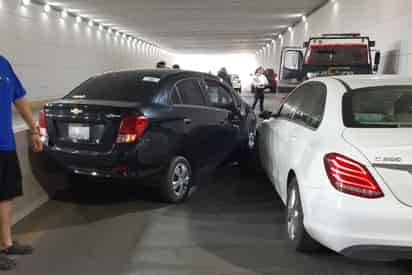 vehículo de la marca Chevrolet línea Beat y vehículo Mercedes Benz en color blanco. (EL SIGLO DE TORREÓN)