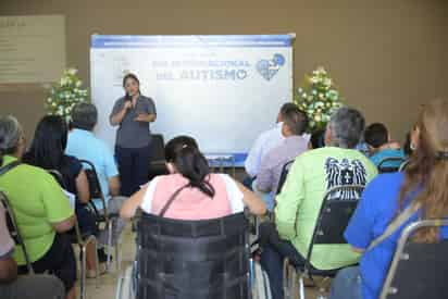 En el lobby del Teatro Hermila Galindo, el Instituto para el Desarrollo y la Inclusión de Personas con Discapacidad en el municipio de Lerdo presentó este martes la conferencia “Tipos de terapias para el trastorno autista” para conmemorar el Día Mundial de la Concienciación sobre el Autismo.