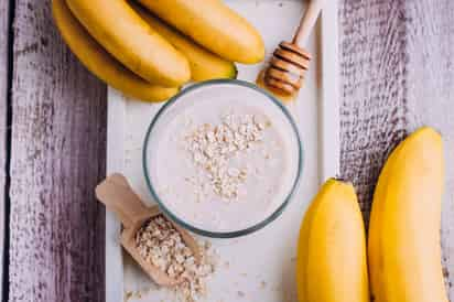 Se recomienda incluir en el licuado una fruta, avena y almendras.