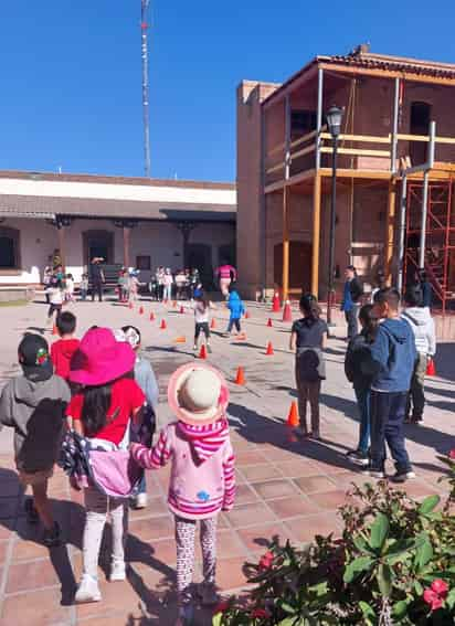 Los pequeños participan en talleres donde se ejercitan y aprenden de forma divertida.