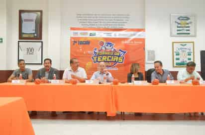 A la presentación de la segunda edición del Torneo de Tercias asistieron como invitados especiales, Axdrúval Ávila, presidente de la Liga de Estrellas LBE MexBet y de Toros Laguna, así como Luis Cueto, administrador del Auditorio Municipal de Torreón. (Foto: El Siglo de Torreón)