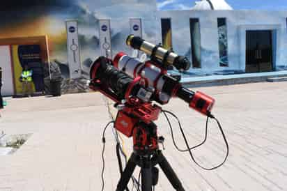 Demostración del eclipse en el Planetarium. (FERNANDO COMPEÁN)