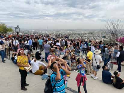 Miles esperan el eclipse en el Santuario de las Noas