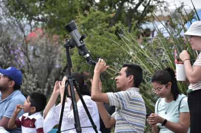 Asistentes a la observación del eclipse. (SERGIO A. RODRÍGUEZ)