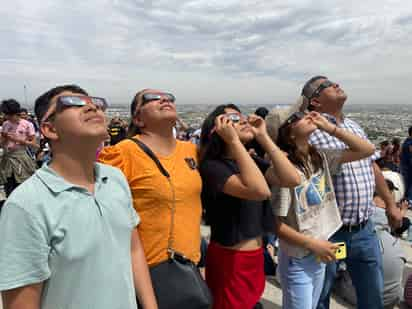 Las personas asistentes buscaban una fotografía, o simplemente el mejor punto para poder apreciar el fenómeno astronómico.