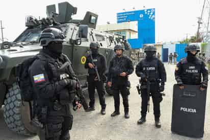 Agentes de policía vigilan el operativo de llegada del exvicepresidente Jorgue Glas a la cárcel La Roca. (ARCHIVO)